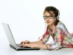 Ragazza utilizza il computer: dipendenza social network