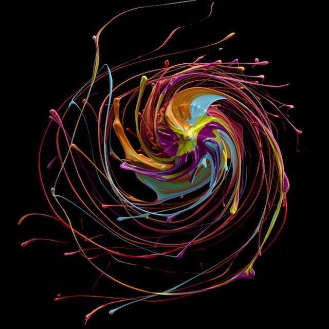 schizzi di colore su fondo nero