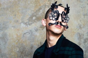 ragazzo indossa una maschera a tema floreale