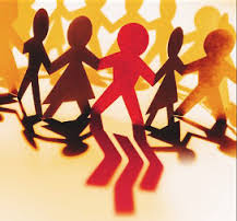 figure stilizzate si danno la mano