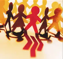 figure stilizzate si danno la mano